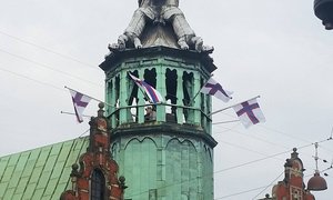 Børsen í Keypmannahavn við alternativum føroyskum fløggum á ólavsøku fyri júst fimm árum síðani 